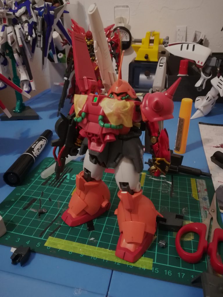 制作途中は全体をどのようにするか、かなり悩みましたが、↑のような形に決定しました。（若干、変更しています。）
そしてオリジナリティを出すため、もとの赤系の色で塗装するのではなく、真逆の青系で塗装してみました。最初は似合うか不安でしたが、結果自分の中では納得のいく仕上がりになっています。