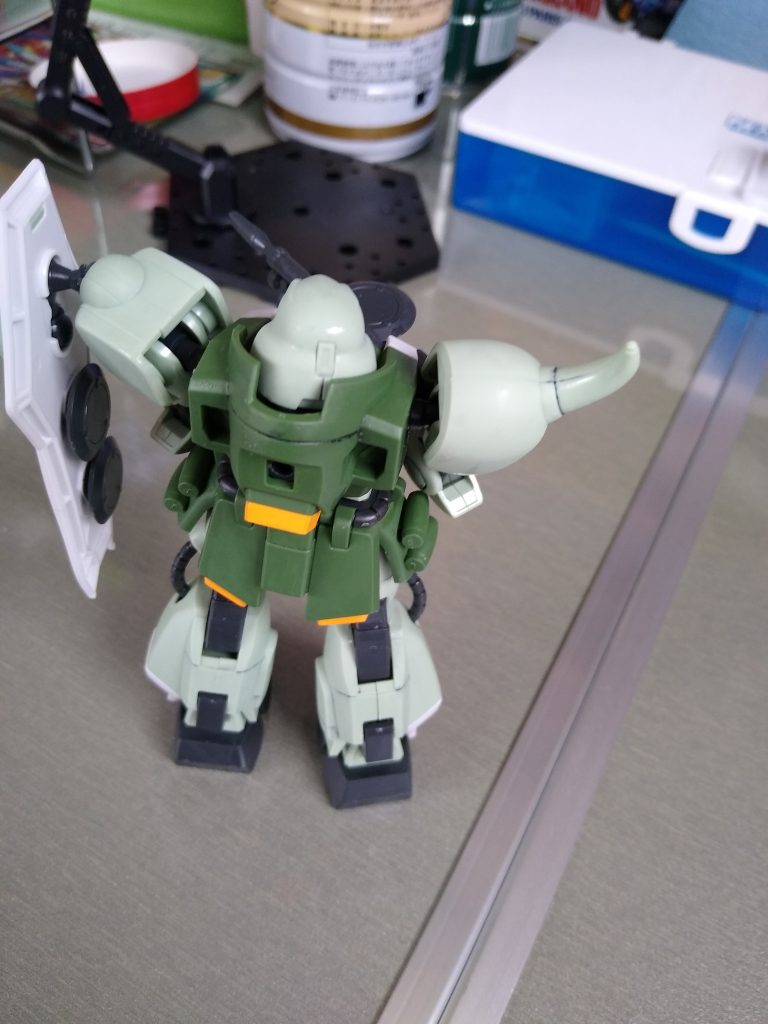 量産型はバックパック無しですので寂しい後ろ姿でゴザイます。