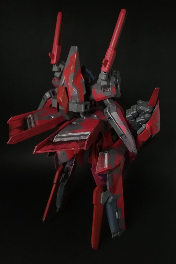 満遍なく汚しをしています。
バーニア周りはもっと煤をつけても良いかと思いましたが、地上で使われている航空機のように茶で錆びをつけるわけにはいかずバランスを考えてこれくらいに止めました。