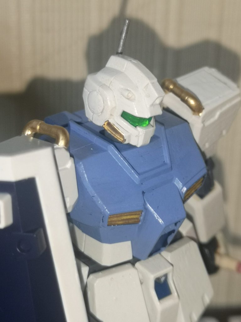 襟が地味だったので肩のダクト？と頬に金を差してみました。
光沢系が入るとワンオフ機っぽく見えて好き。