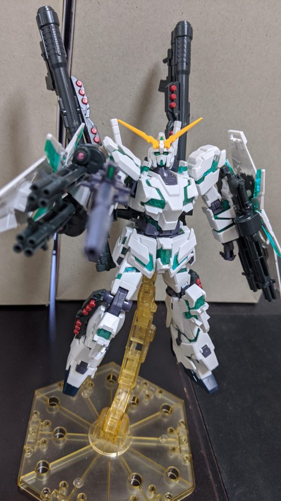 フルサイコフレームの強靭さゆえの高出力、フルサイコフレームの特性を活かした攻防一体のシールドファンネル、相手のサイコミュ兵装に対するサイコミュジャックなど機動力、火力、防御力の全部乗せのようなガンプラですが対Gパイロットスーツがないと使えない上に扱いが難しい機体です。