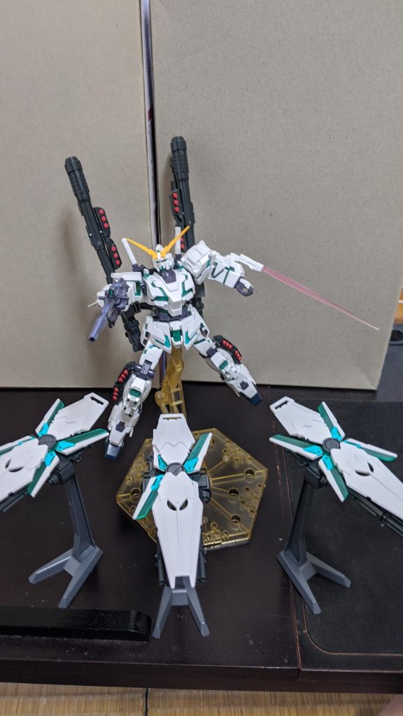 ユニコーンモードでも常時シールドファンネルを一つ使用していますがデストロイモードでは最大三つのシールドファンネルを使用できます。さらにサイコフレームの共鳴現象で(相手は主にレイヴンガンダム)サイコフィールドを展開し、ミッション中一度に限りあらゆる攻撃を無効化するバリアを使えます。(GBN内では必殺技扱い)レイヴンガンダムが近くにいる時だけの奥の手です。