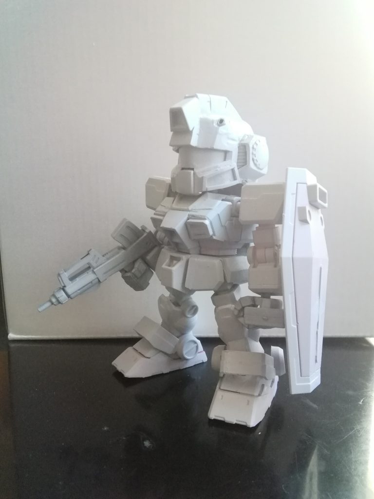 ブルパップマシンガンはHGUCの余剰品をサイズ調整して使っています。
胸部のダクトもプラ板で新設。すね形状もジムの形状に寄せて加工しました。