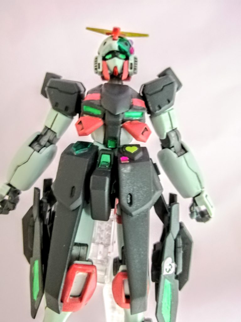 正面から。ノーベルガンダム（バーサーカー）を大きくカスタマイズしました。・腕は主にエアマスターに換装して削り込み。掌はF91に換装。これでHG標準サイズの武器がギリギリ保持可能に。・ミニスカート風だったサイドアーマー/フロントアーマーは、バルバトスやヘルムヴィーゲあたりを割って貼り付け。fateのアルトリアあたりの鎧をイメージ。・胸はバルバトスをバラしたパーツ等々でボリュームアップ。・頭部はパテ盛り+アストレイなど。髪部分をリムーブするのがとにかく大変だった…。・背面はバックパックと尻部に大型バーニア。元々かなり華奢なノーベルの腕を太くし、腰回りに装甲を盛ったことでよりマッシブなシルエットに出来たと思います。
