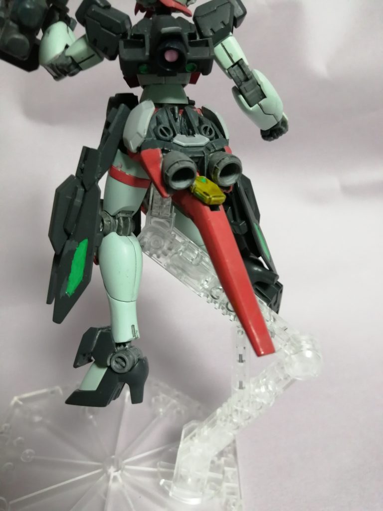 追加装甲で重くなっていますが、尻側のスラスター&大型バーニア、サイドアーマーに設置されたバーニア、背中のバーニアでむしろ推力は上回ってる…的な設定。カラーリングはFC岐阜チアリーディングチーム「トリプルジー」をかなり参考にしましたが、「黒」ではなく「濃いめのグレー」を使ったのは拘りですね。次この手の色を使うときは、2種類くらいで塗り分けた方がいいかも。