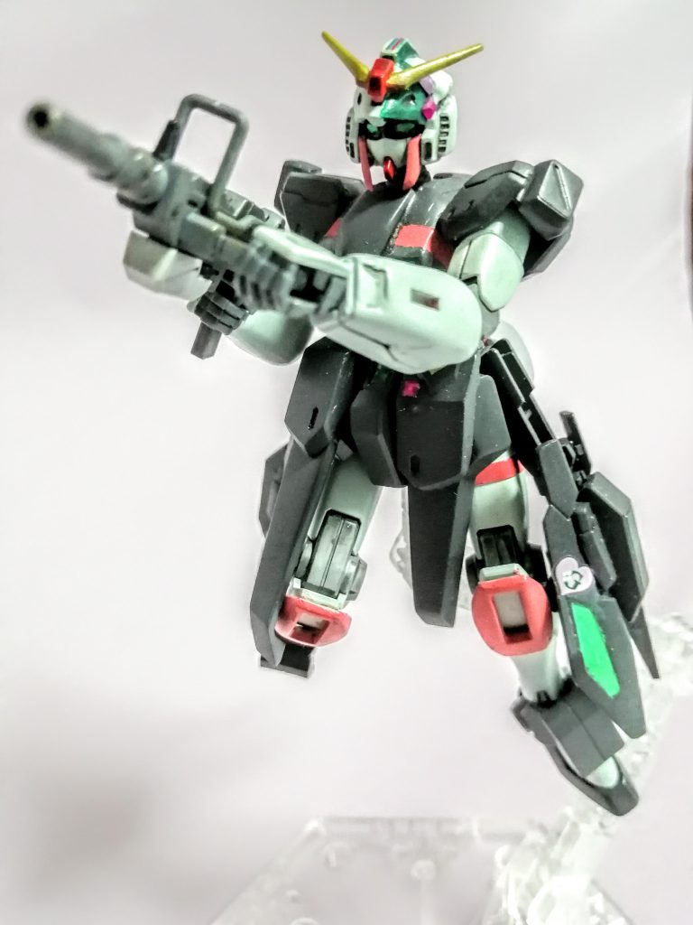 マシンガンを構えて前に飛ぶ系のポージングもバッチリ決まります。腕・首の可動域は広げました。