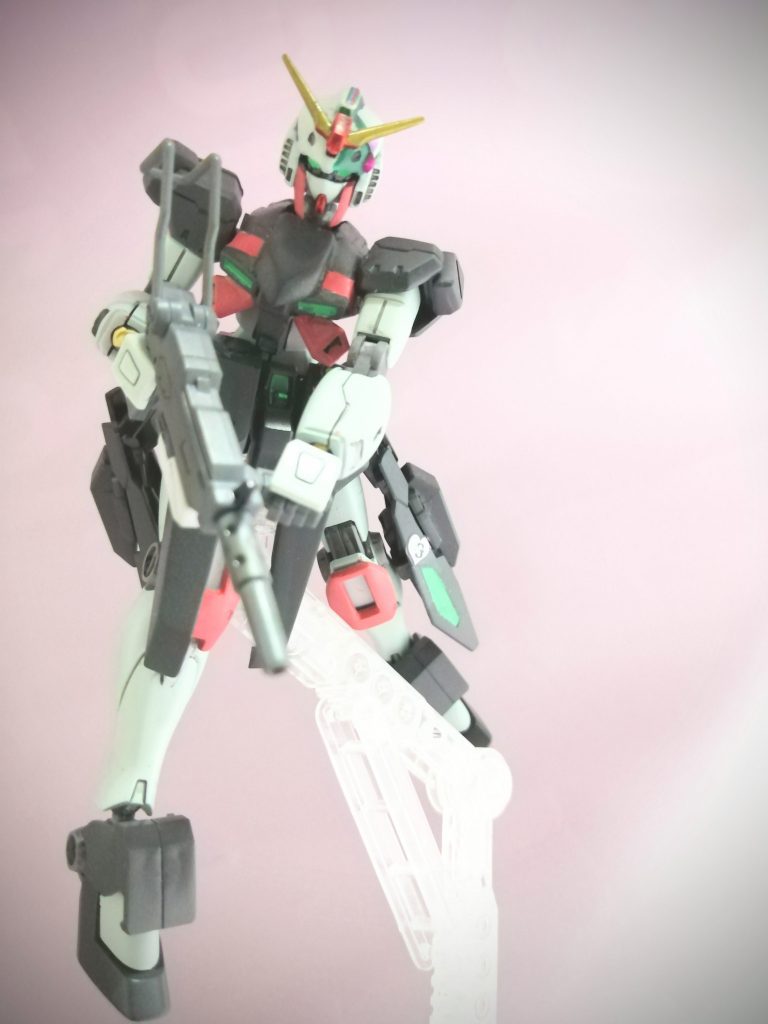 陸ガンのマシンガンを持たせてみました。女性型ロボにはなんといってもマシンガンですよね。あと日本刀。腕をマッシブにしているので、ポージング時の印象がかなり変わっています。