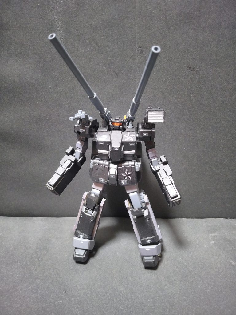 正面から。投光器？は銀のマスキングテープを貼りました