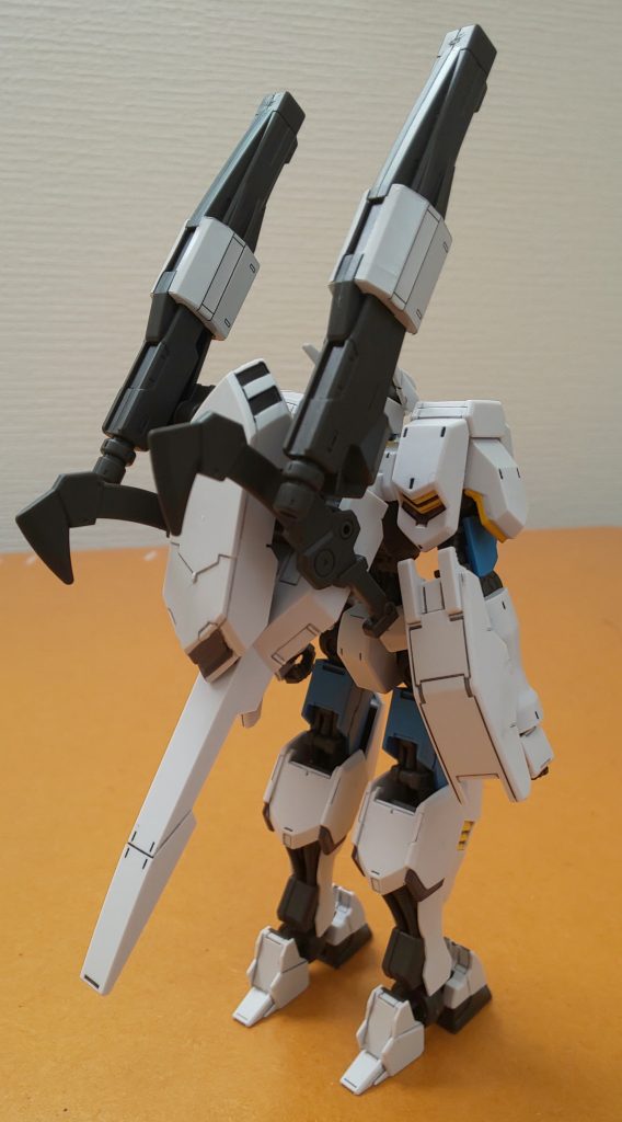 フロントとバック。
オルフェンズのプラモという事でディテールが細かく、墨入れすると凄く映えますね。
シンプルな色調も好きです。