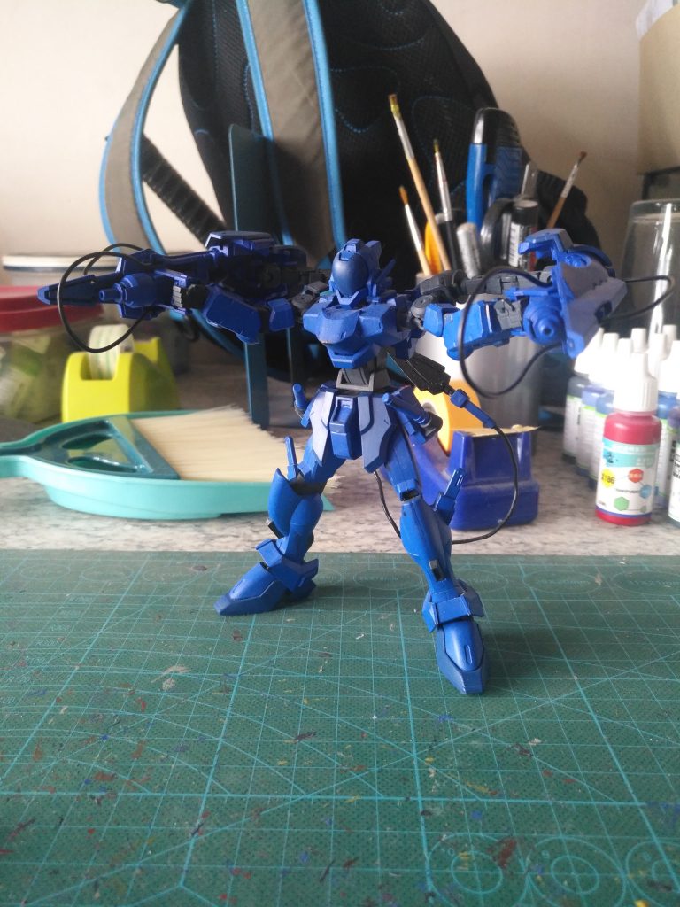 応用できるところが多い、そして使えば使うほど変換の速さがあげていく、最終的に赤いオーラが”鍛練している赤色”、”煉赤”と命名した（煉は中二）= =

”煉赤”を武装強化に着眼し、その一つ（あるいは第一段階）擬似ビームサーベル、”芯”を生成する、それはそのための装備という= =

なぜわざわざ擬似ビームサーベルを生成するか、それは”金型”が必要だ、要するに”煉赤”を集中する具体的の形を作るという= =

装備が起動した時、機体のエネルギーは殆ど全部装置に供給するので、実戦には無理= =