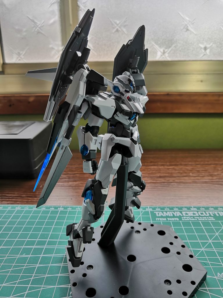 はい。ということで、ガンダムレーヴィス、ようやく完成しました。これはもともとガンスタに投稿されているaoiさんのガンダムソルクリアスを自分なりにリメイクしたいと思い、許可を得たもと製作した機体なのですが、あとから独自の設定などがどんどん加えられ、正直リメイクと言っていいのかわからない機体になってしまいました……
色も形も名前までも全然違いますからね(笑)