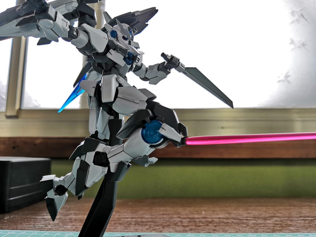 膝部ビームリリーサー
膝装甲に搭載されているビーム兵器。ビームライフルと同等の火力を有するビームを放つことができる他、ビームサーベル刃を形成可能とする。