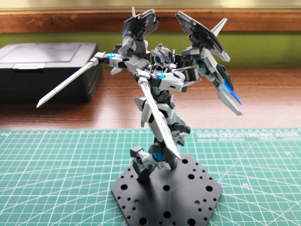 GNバトルブレード×2
バックパックに追加装備されたブースターにマウントされている。GNバトルソードに比べて細身の刃をもち、斬撃の他に刺突にも使える。
こちらもGNバトルソードと同様に付録とアムアムで製作。