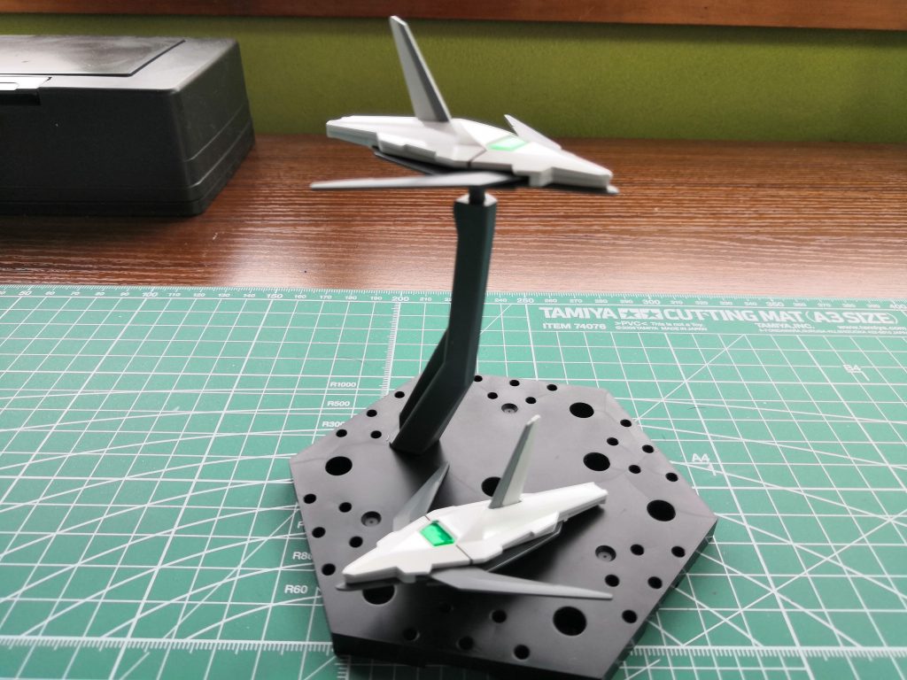 シールドUAV(SUAV)
マルチシールドバインダーのシールドにはGNコンデンサーとスラスターが搭載され、分離してUAVとして稼働する。もとはシールドなので、もちろんシールドビットとしても使用できる。