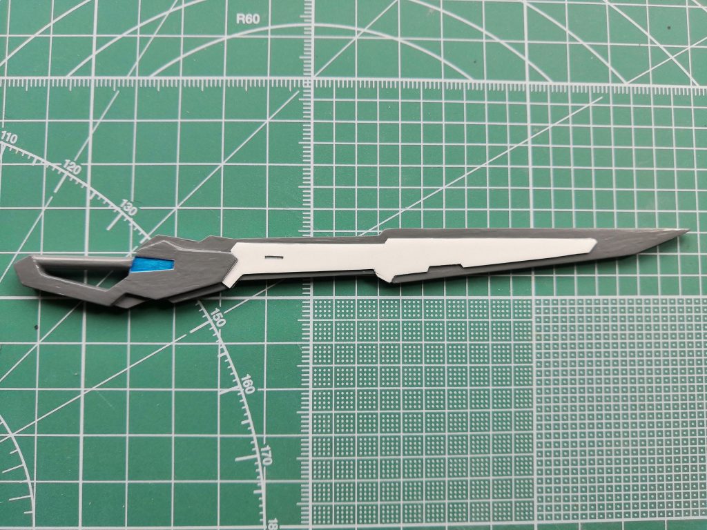 プラ板と3ミリプラ棒のみで制作しました。青いクリアパーツ部分はカインズホームに売ってたクリアプラ板をカットしクリアブルーで塗装したものです。最初は刃の部分をシルバーにしようかと思いましたが、コレには合いそうになかったのでやめました。