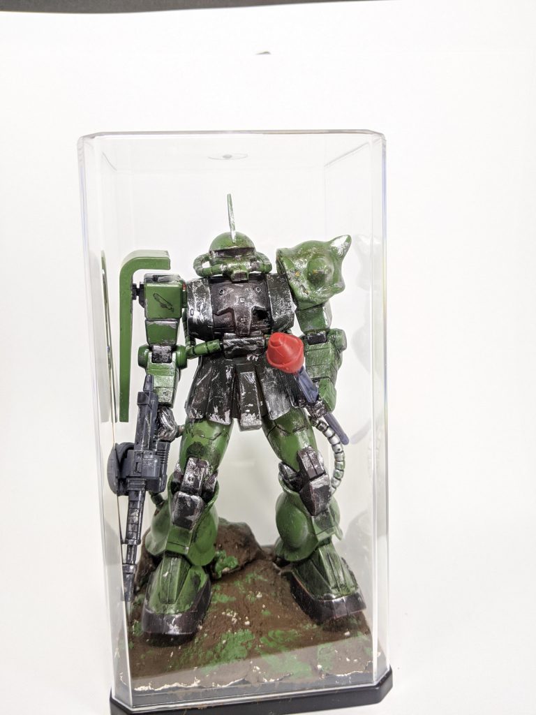 最後はFGザクS型ですね。ベースはFGシャア専用ザクです。改造は頭部を少し後ろに足をボールジョイント型に改造し、自立しやすいようにしました。出来いいですよねぇ!
こいつは筆塗りです。
