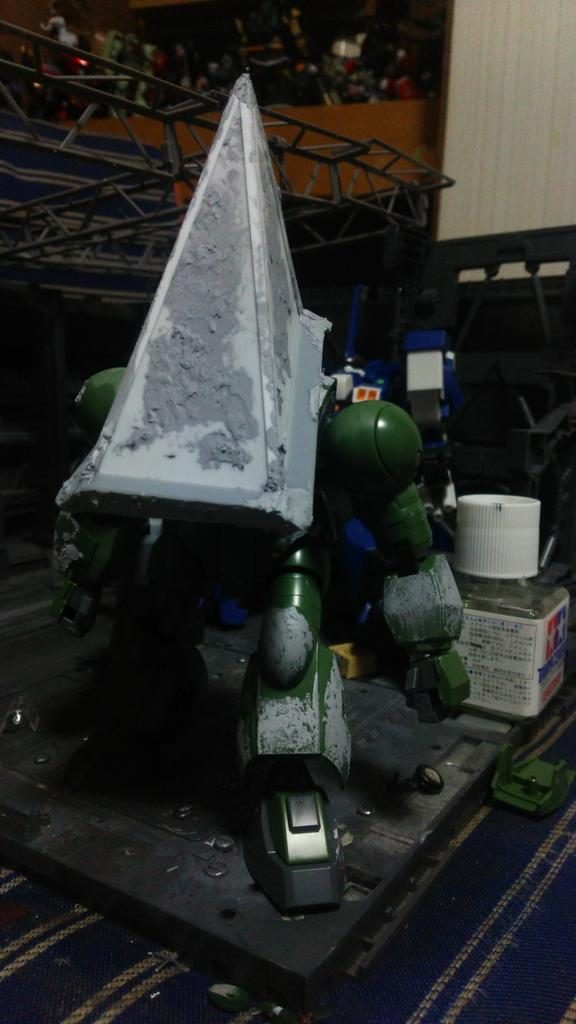 プラバンで枠等を作りラッカーパテでザラザラを作りました。