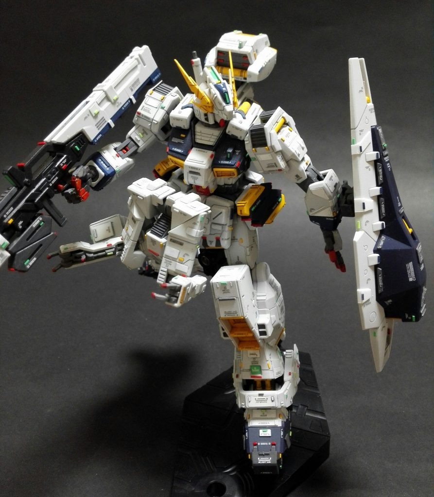 ちょっと引き気味で何気ないポージングです。