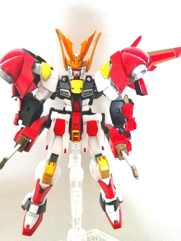 直立。デカデカとした鞘に日本刀を収めると、一気に和風感でますね。大型バーニアとかウィングなど、要素要素で見ると、かなり和風や武将からはかけ離れてるんですが「キャッチーなポイント」の要素ほんと大事ですね。勉強になりました。