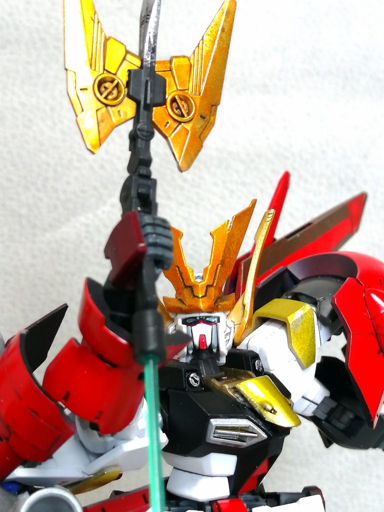 軍配。対ビーム用のシールドとして使いますが、尖端と房部は攻撃にも。