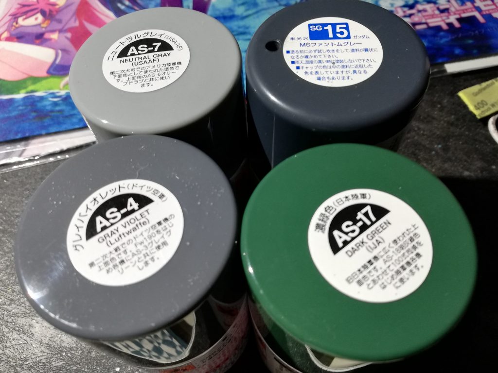 普通に作るだけなら全然手の掛からない良キット。合わせ目は肩アーマーと武器の一部。後ハメ加工も必要ありません。
塗装は缶スプレー。濃緑色は本当はもっと暗い色ですが、撮影すると明るい色に・・・。ザクⅡ改に擬態している訳ではないです(笑)。