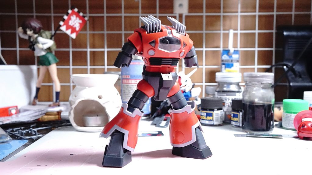 こいつ、ウチに積んであったわけなんですが、前腕を昔何かに使ったらしく最初こんな有り様でした。