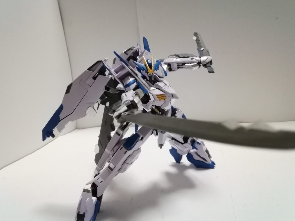 太刀と短剣を構えたポーズ
後ろで爆発が起きてそうな写真だなと撮った後に思いましたw