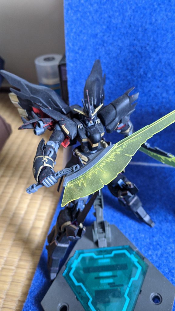 レイヴンガンダム
リーダー機にしてエース機。ダイバー「烏丸」の専用ガンプラ。フルサイコフレーム機でその性能は劇中のユニコーンガンダムとほぼ同等と思われる。文句なしの高性能機だが装備や性能がシンプルでバランスの取れた物なのでダイバーの実力がはっきりと出る。対Gパイロットスーツがないと使えない。