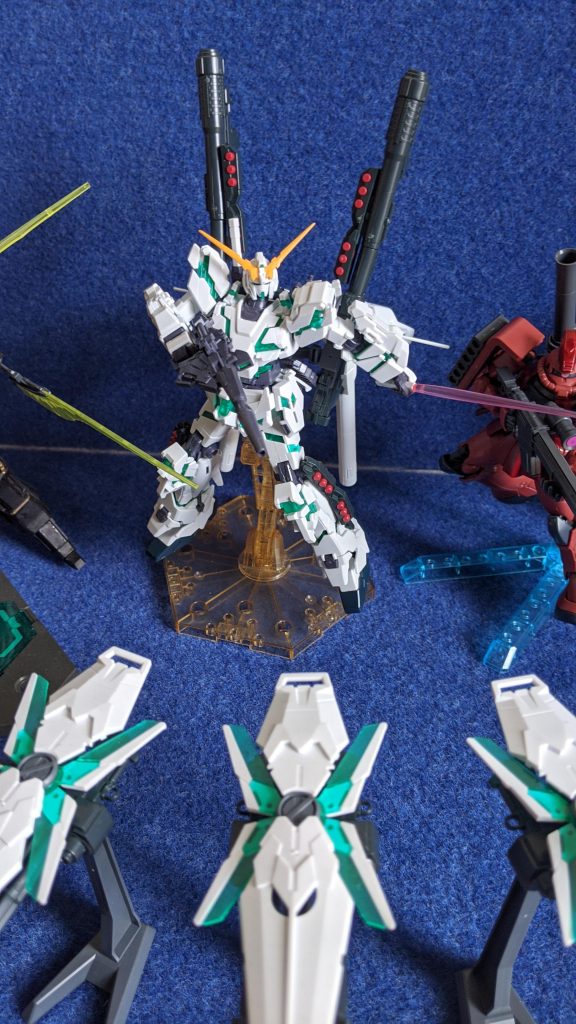 FAユニコーンガンダムオルタナティブ
フォースLa☆+のタンク職、ダイバー「エイジス」の専用機。FAユニコーンの装備の見直しと劇中のユニコーンガンダムの性能や能力を可能な限り再現する事に力をそそいだガンプラ。ユニコーンモードの段階でも常時シールドファンネルを一つ使用しており、デストロイモードになると最大三つのシールドファンネルを同時運用してサイコミュジャック機能まで発揮する。能力だけ見るとチート級だがその負担は全てダイバー本人にかかる。その為操作難易度が高いのが欠点。対Gパイロットスーツがないと使えない。