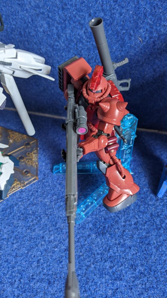 ザクⅡスナイパータイプ
GBNでも屈指のスナイパー、ダイバー「サヤ」のガンプラ。彼女は他に強い機体はたくさんあるのにとにかくザクにこだわる。シャア・アズナブルが大好きでシャアへのリスペクトを込めて赤いS型のザクをよく使う。優秀なスナイパーであり、同時にスピード狂。ちなみにサヤは紅い彗星と呼ばれると喜ぶ。機体の特徴としては通常のザクの3倍の機動力で頭部のセンサー(グシオンリベイクの物を流用)により高い狙撃能力を持つ。狙撃型というよりは狙撃性能を強化した汎用機。