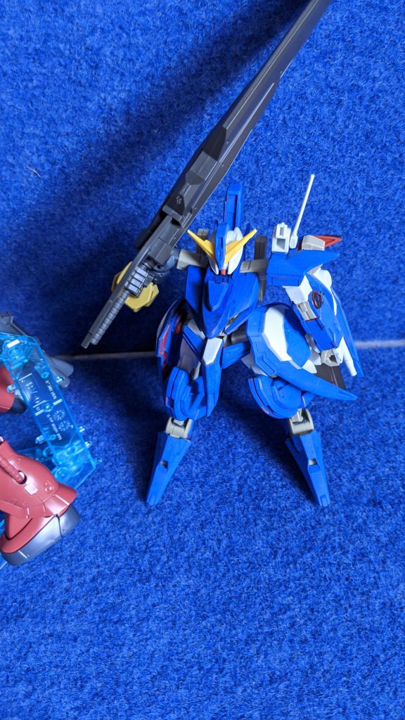 ガンダムリベリオーネ
ELダイバー「アステリア」の専用機。製作はLa☆+のメンバーが担当。リベリオーネとはスローネとリベリオンを合成した造語。このガンプラの最大の特徴は左右非対称の腕。鉄血系ガンプラのパーツを使用したフレームむき出しの右腕は左腕よりも高パワーで巨大な大剣を片手で振り回す事ができる。だがその装備の関係で重量バランスが悪く、重心が右に偏っている。だがアステリアはその欠点を利用したトリッキーな軌道で敵を翻弄する。