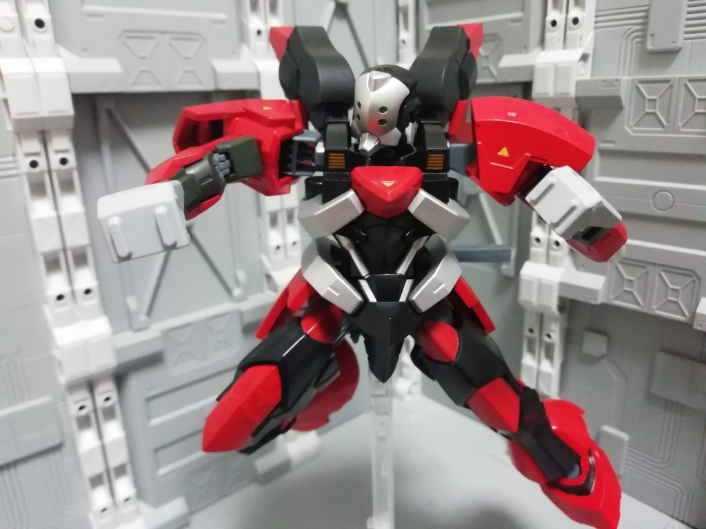 電磁ナックルガード。漏影が百錬から改装するにあたってオミットされた装備だが、本機は全ての武装をロストした場合のセーフティとして装備している。通常はスカート裏に収納