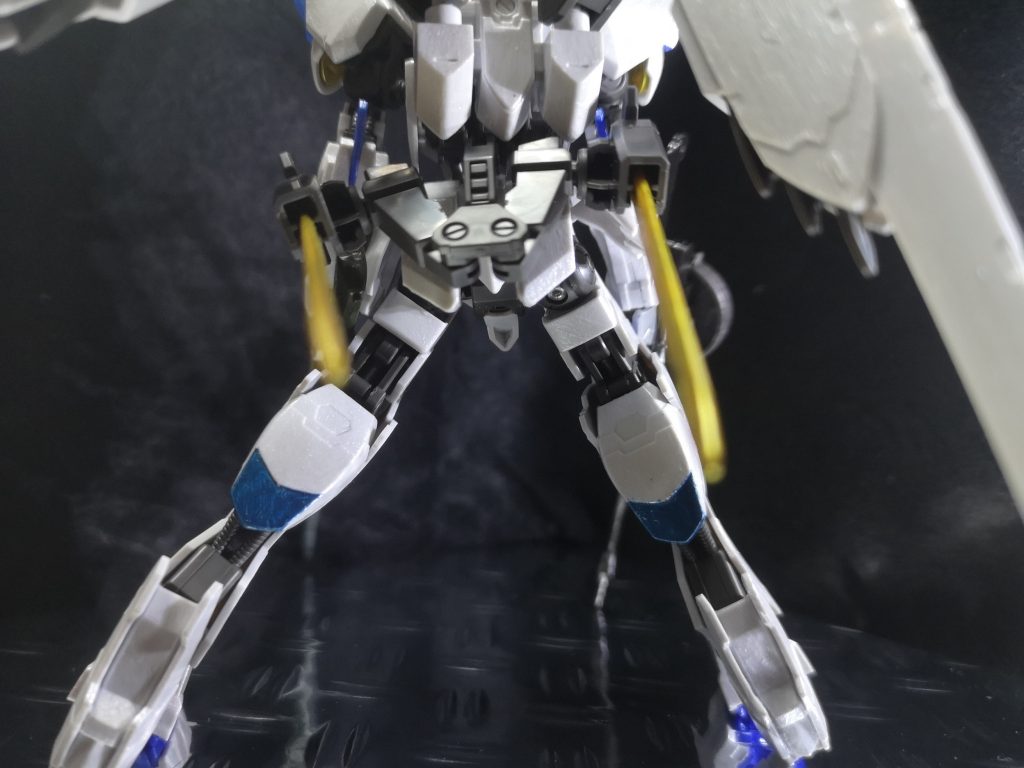 ほぼ成型色の上にパールを塗ってます。
ステッカーは使わず、色変えは肩と胸部スラスター、膝裏、ソードぐらいです。