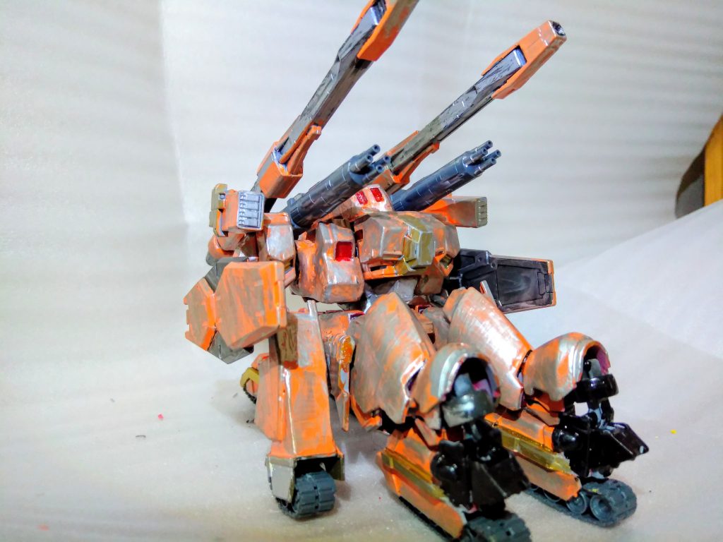 そして変形ができる!!!
変形方法はロトとほぼ同じですが頭をどけて背部パーツを移動させることで、よりゴツくなります(ここでフラウロスのバックパックが役立ちました