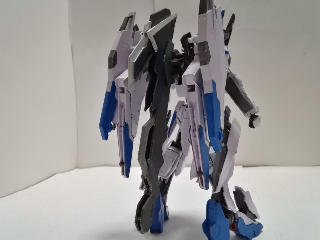 追記その2
突撃用のガンブレードを背部に追加しました
ファフナーマークツヴォルフの装備を参考にしました