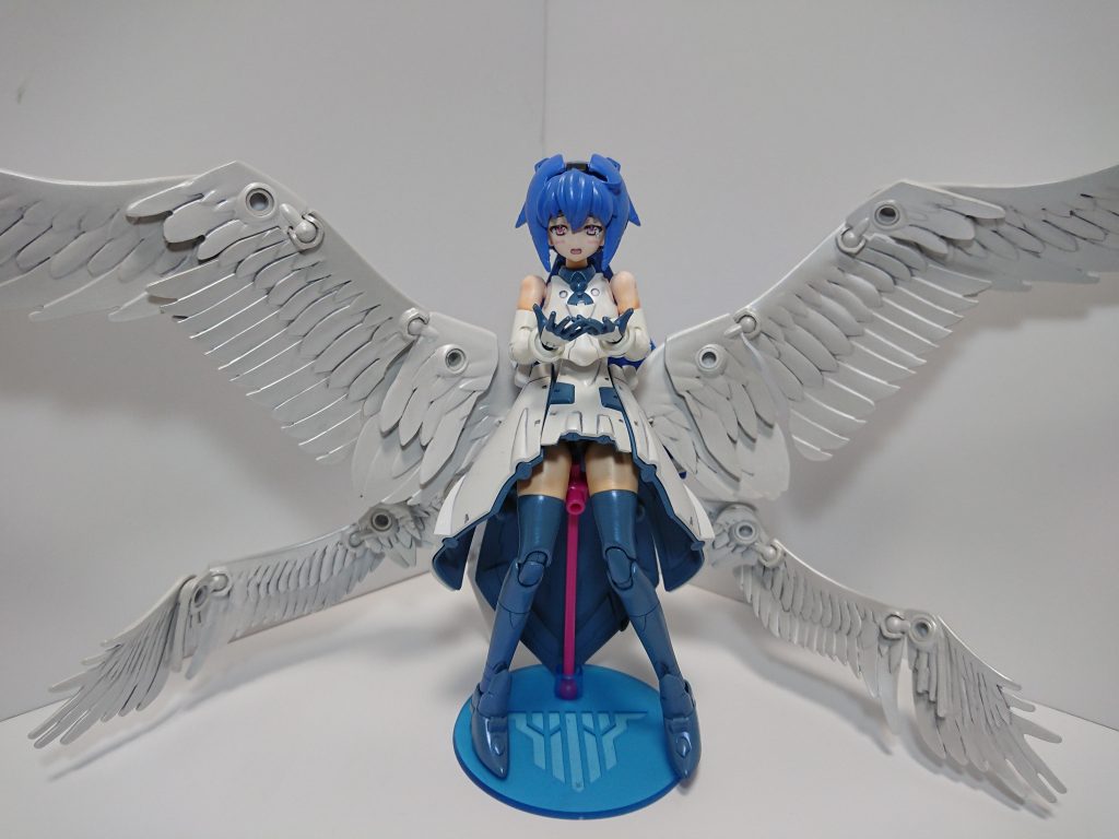 全体像

ミスタークリスタルカラーのサファイアブルーを本体に、翼はムーンストーンパールで仕上げてます

髪はシャープ化。顔も多少削ってすっきりさせてます