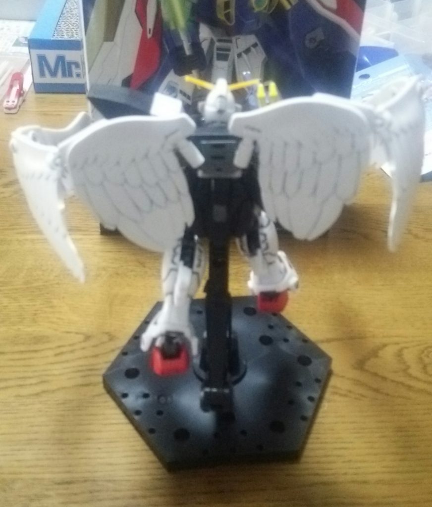 後ろ姿
この翼の穴のサイズがちょうど合いました
翼のうち、大きい方を採用