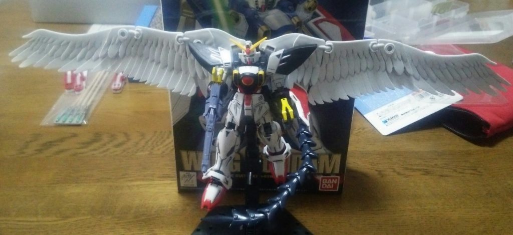 翼を広げたところです

ウイングガンダムの翼をこの翼に差し替えました