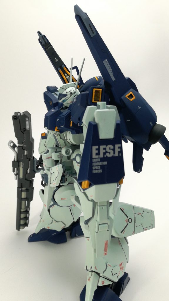 シールドに市販の連邦軍デカール。ここで使わずいつ使う!ケレン味があってよいよい😋