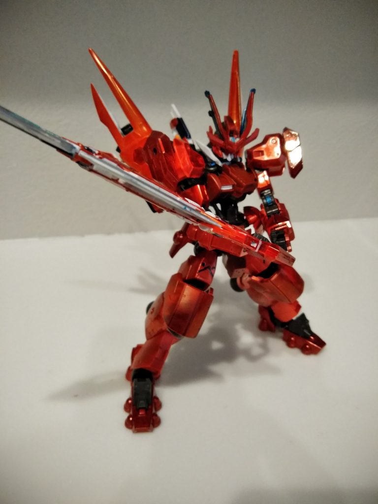 ドラグナーヘッドはエネルギー蓄積により青いエネルギー体を帯びる。
フライトユニットをイメージしたバックパック