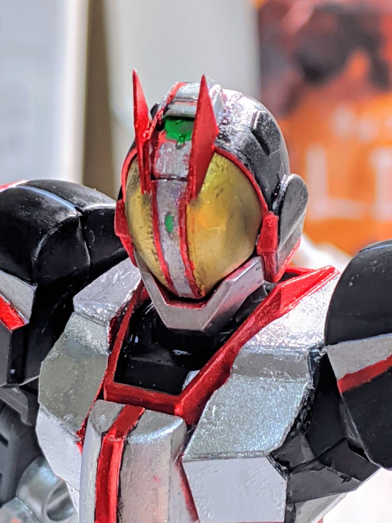 本当は目の部分はUVレジンで黄色のクリアパーツに置き換えたかったのですが、なにぶん初めてで気泡のあるものしか作れず諦めました(白目)