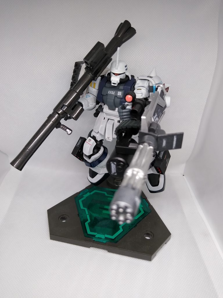 サクⅡ改、マツナガ専用ザク、グフカスのミキシングです。
フリッツヘルムに指揮官アンテナ付けたり、グフカスの腕を移植したり……

レンズ部分にはハイキューパーツを使いました。