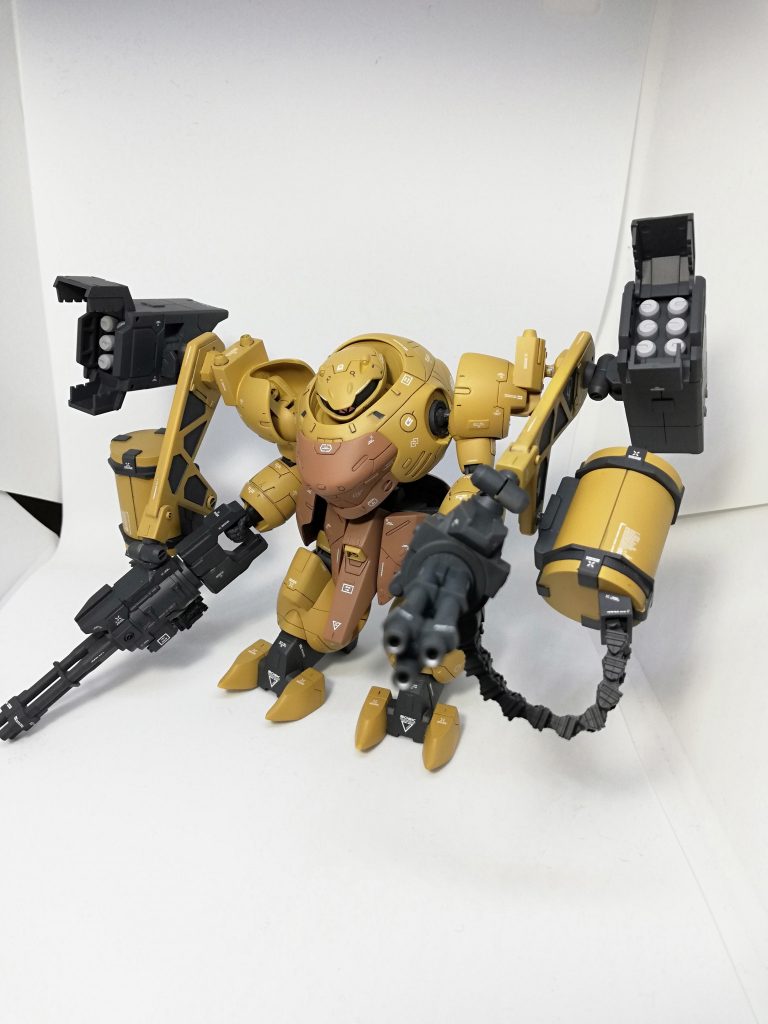 ガトリングガンは、片手では保持できない大きさとなっていますので、武装用バインダーに連結したまま射撃時はグリップを握ることで、大型の火器ではありますが安定して構えることができるようにしています。