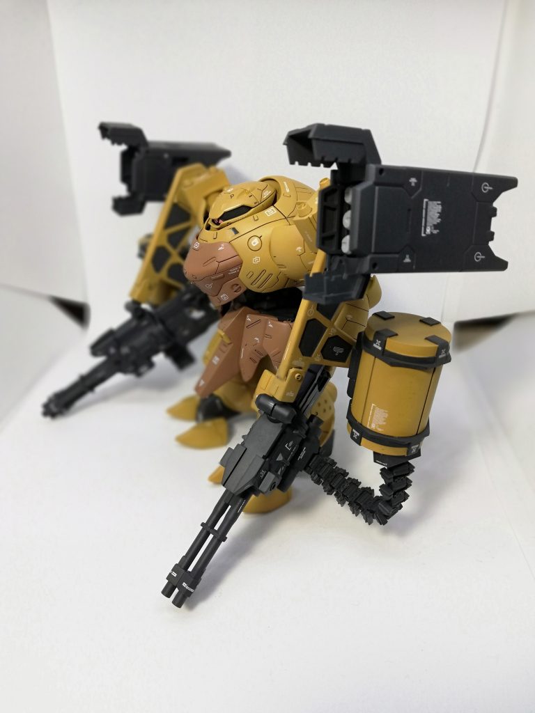 ガトリングガンの弾倉も回転はすることができるので、射撃時及び収納時のそれぞれに合わせて向きを替えることで、どちらの場合でも弾帯が接続できているようにしています。