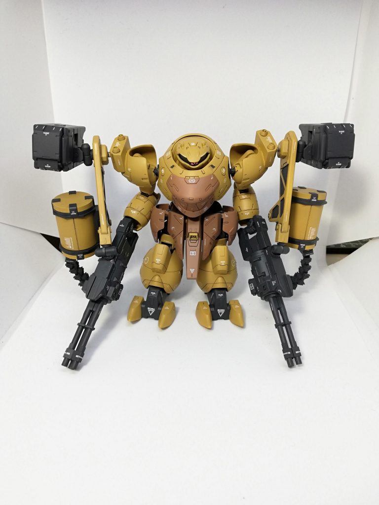 肩アーマーに武装用バインダーを取り付け、そのバインダーには三ヶ所のハードポイントがあります。今回は上から6連装ミサイルベイ、ガトリングガン用弾倉、ガトリングガンを装備しています。それぞれ取り外しができるようになっていますので、必要に応じて武装の付け替えが可能です。バインダー自体は肩アーマーとの接続部が可動するようになっており、ミサイルベイとの接続部も前後左右回転の可動が可能なため、ある程度は動きを付けても前面に向けた発射が可能なようになっています。また、ガトリングガンの接続部も同じように可動します。