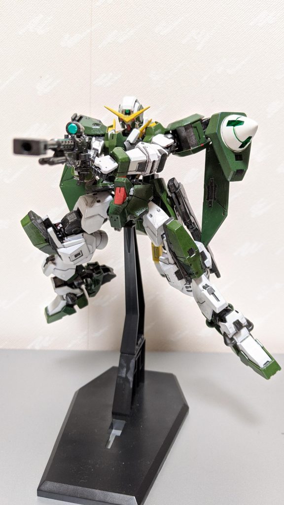 GNスナイパーライフル。
ツインドライブシステムを採用しているので、安定した狙撃行動を可能としている。
腰部にはGNダブルライフルをマウントしており、接近された際のノーハンド射撃を可能としてる。
ハイマットフルバーストもできるように設計されている。