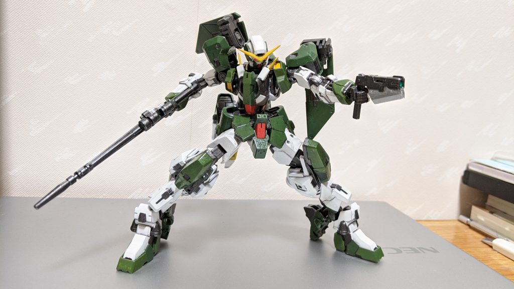 GNライフルIV。
GNピストルとGNスマートライフルに分割可能。また、スマートライフルのスコープは取り外せるので格納する時にスペースを取らないように設計されている。
GNピストルはGN-006の物をより高出力化させてあり、GNダブルライフルと同等の狙撃能力を持っている。