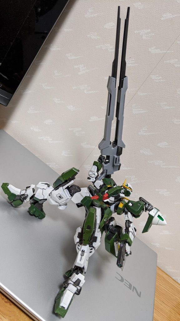 超長距離狙撃型GNライフル。
衛星軌道上にも単独で狙撃支援ができるようにツインドライブシステムを採用。
これで高出力の狙撃ができるように。腰部と踵は狙撃姿勢が支援できるように独立稼動が可能。これにより、より安定した狙撃が可能となる。踵の補助脚は地上戦or固定狙撃の際に稼働しバランスを支えている。