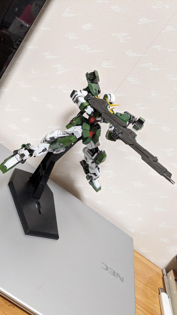 GNダブルライフル。
中長距離射撃支援型。分割も出来るので取り回しが容易。GNスナイパーライフルを所持してない際の超長距離狙撃に対応している。
肩部のGNスタビライザーはGN-XXXのデータを参考に設計。