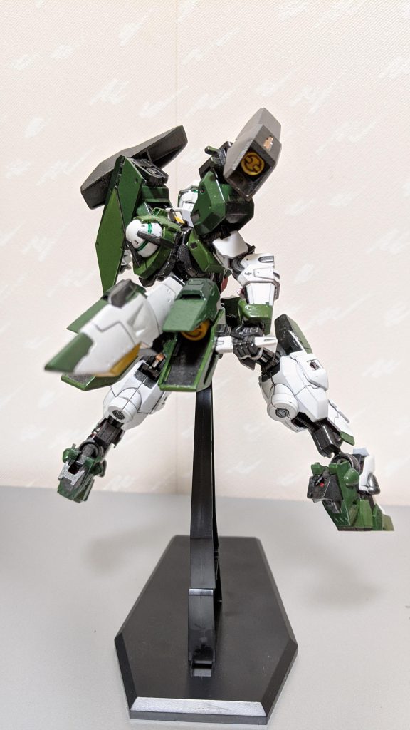 格闘戦にも対応できるよう、肩部にGNコンデンサーを取り付け、高速移動と小回りが効くように改修。GN-007の物をベースに、脱着可能式にすることにより、各ライフルに接続することで出力の向上もできるように設計されている。